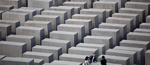 Στήλες του Μνημείου Ολοκαυτώματος με επισκέπτες, Βερολίνο 
