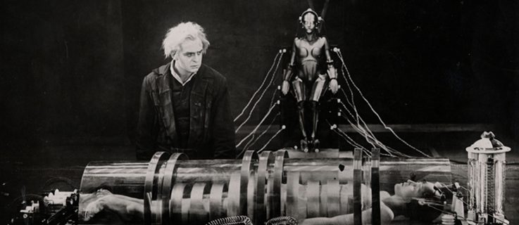 Foto: Metropolis, Murnau-Stiftung, Erfinder Rotwang (Rudolf Klein-Rogge) erschaft den Maschinen menschen (Brigitte Helm)