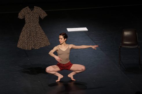 „Die Farce der Suche (Trò hề của cuộc kiếm tìm)“ (2010), tác phẩm múa solo của và về Renate Schottelius với Natalia Mariel Gómez.