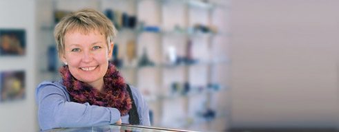 Die Finnin Susanna Kenetti (46) ist ausgebildete Augenoptikerin und Betriebswirtin. Im Februar 2013 hat sie in Deutschland die Anerkennung für ihre Ausbildung erhalten und führt in Berlin ein Geschäft für finnisches Design.