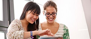 Zwei Mädchen mit Tablet