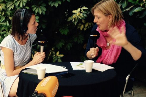 Moderatorin Nancy Fischer und Maren Niemeyer