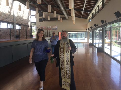 Papa Yanis segnet das Weingut