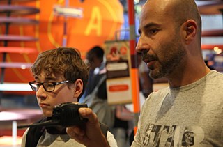 Romain assistiert dem Techniker Roberto