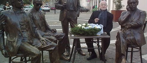 Ádám Nádasdy unter Statuen ungarischer Dichter in Großwardein