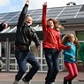 Des élèves dans la cour de l’école normande qui, grâce à « Energie partagée », produit de l'énergie solaire sur le toit.