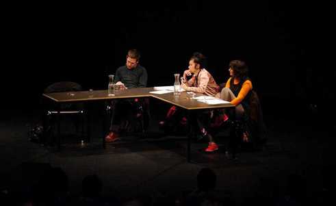 Die „Radical Philosophy“-Konferenz im Berliner Haus der Kulturen der Welt: Die Journalisten Stewart Martin und Esther Leslie sowie die Berliner Künstlerin Hito Steyerl (Mitte) während einer Diskussion über Kunststreik;