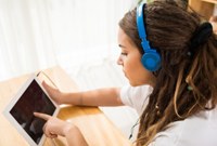 Mit Tablets im eigenen Lerntempo Audios hören. 