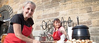 Die obdachlosen Köchinnen Zuzana und Helena am Moldauufer 