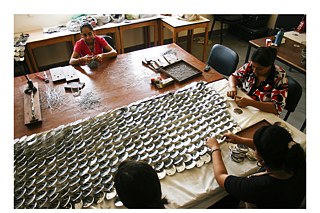 Die „LOCUS N° 1“- Luminárias artesanais de placas recicladas de metal.