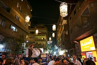 'Luz nas favelas' através de lampiões construídos pelos moradores e energia solar.