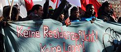 Des réfugiés manifestent à l’Oranienplatz de Berlin. 