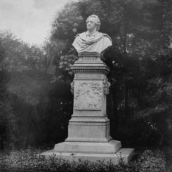 Starý Goethův pomník s bustou před 1945