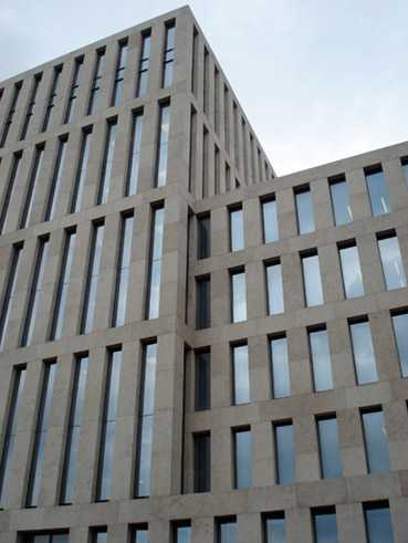 Santiago Sierra: „Konstruktion und Installation von teerbeschichteten Formen, mit den Maßen 75 x 75 x 800 cm, angeordnet in zwei Räumen“, 2002