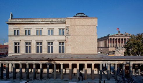 Neues Museum, Museumsinsel Berlin Südseite mit Südkuppel, Alte Nationalgalerie im Hintergrund