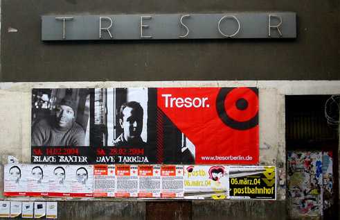 Tresorfassade mit Neonschriftzug und der typischen mit Plakaten beklebten Fassade (2004)