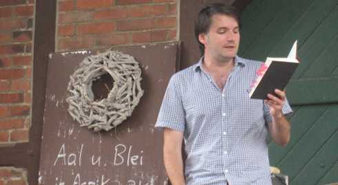 Festival Wortgarten: Saša Stanišić reads in front of the village café.