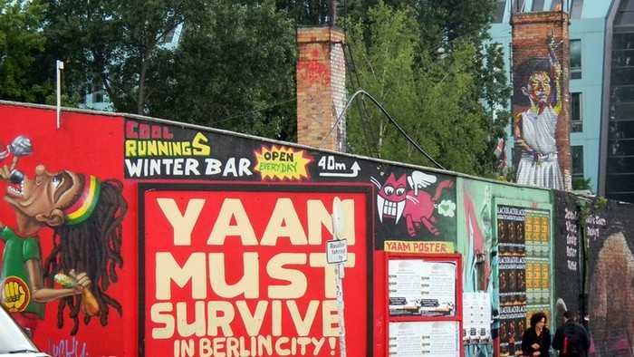 Das YAAM von außen