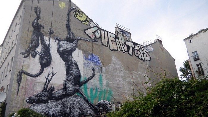 Die toten Tiere hängen vom Dach herab