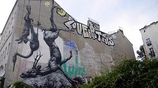 Die toten Tiere hängen vom Dach herab