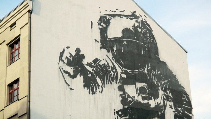 Victor Ashs Astronaut droht uns zu entschweben