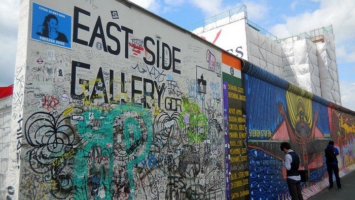 Eastside Gallery: turistas en la galería