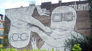 Murales gigantes: las figuras de BLU se desenmascaran mutuamente
