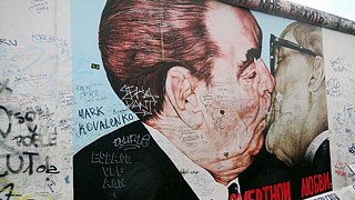Eastside Gallery: beso fraterno