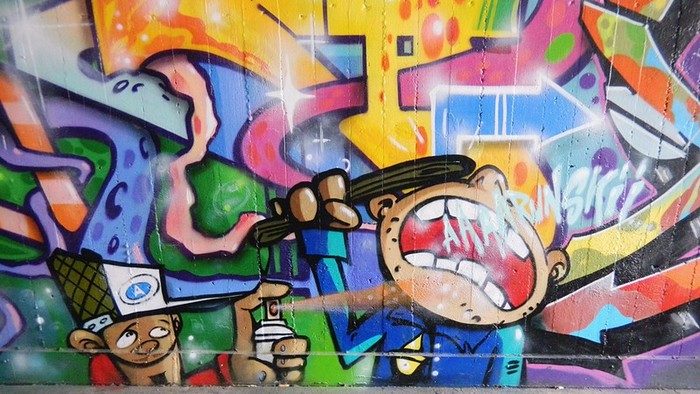 Representing Hip Hop: un graffitero se apresta a defenderse con su aerosol