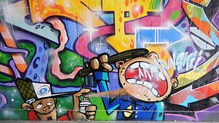 Ein Writer setzt sich mit seiner Dose zur Wehr