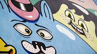 Der Hund mit Federhut