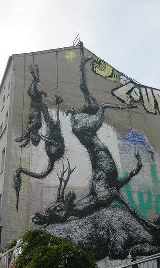 Die toten Tiere hängen vom Dach herab