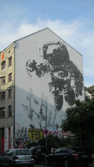 Victor Ashs Astronaut droht uns zu entschweben