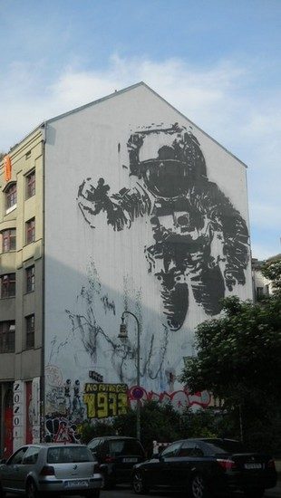 Victor Ashs Astronaut droht uns zu entschweben