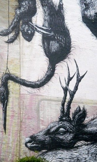 Die toten Tiere hängen vom Dach herab