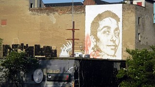 Dieses Bild von Vhils entstand im Rahmen der „Go Forth“-Kampagne