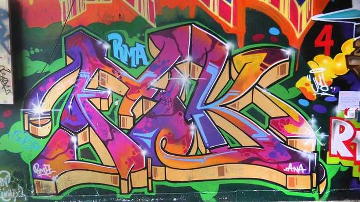 Farbenfrohes Piece im Durchgang des Comet Clubs