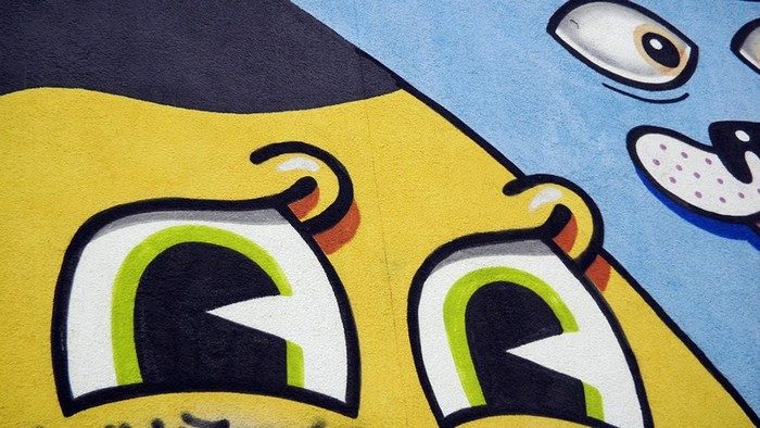 Leicht argwöhnischer Blick