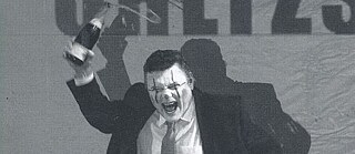 Premiéra divadelní inscenace Hrdinů jako my v divadle Komedie v Praze 27. 11. 2009. Jiří Štrébl jako Klaus Uhltzscht. 