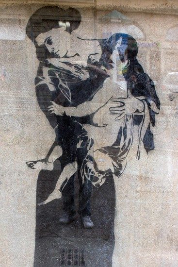 Karl-Liebknecht-Straße, Madonna geschützt hinter Glas