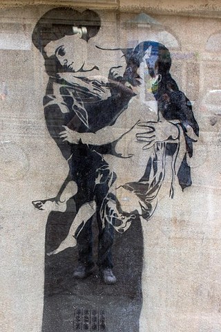 Karl-Liebknecht-Straße, Madonna geschützt hinter Glas