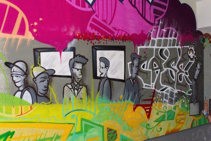 Kochstraße: graue Menschen in bunter Stadt