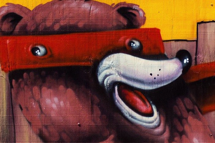 Wilhelm-Leuschner-Platz: Bär in Nahaufnahme