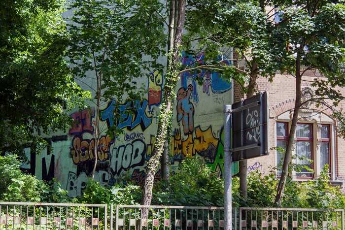 Wolfgang-Heinze-Straße: Graffiti im Park