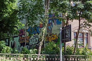 Wolfgang-Heinze-Straße: Graffiti im Park