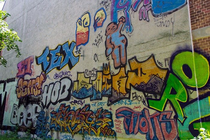 Wolfgang-Heinze-Straße: Graffiti im Park