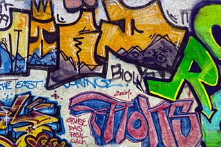 Wolfgang-Heinze-Straße: Graffiti im Park