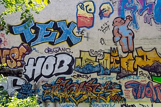Wolfgang-Heinze-Straße: Graffiti im Park