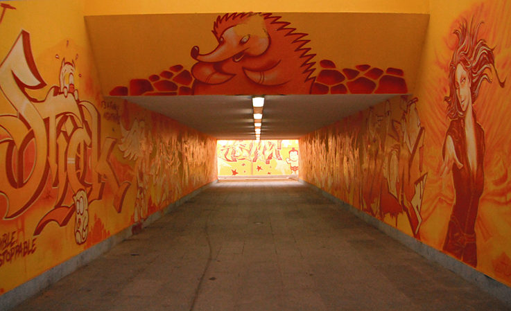 Der orange Fußgängertunnel in Gorbitz