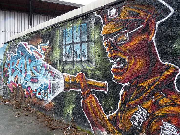 Eins der vielen politischen Graffiti in der Straße